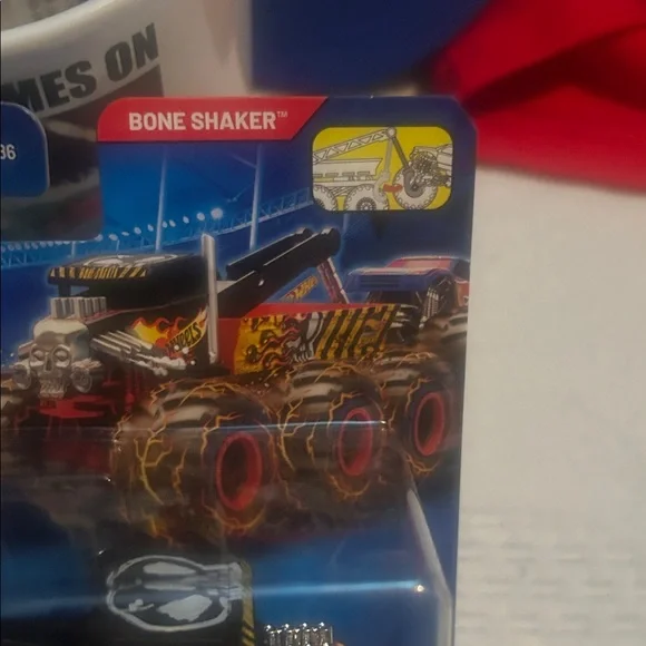 Monster Trucks Big Rigs - Bone Shaker TOW TRUCK - Picture 3 of 9